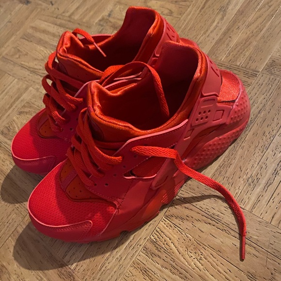 Brad new hauraches only wearer once ! Size 7 youth - Picture 2 of 4